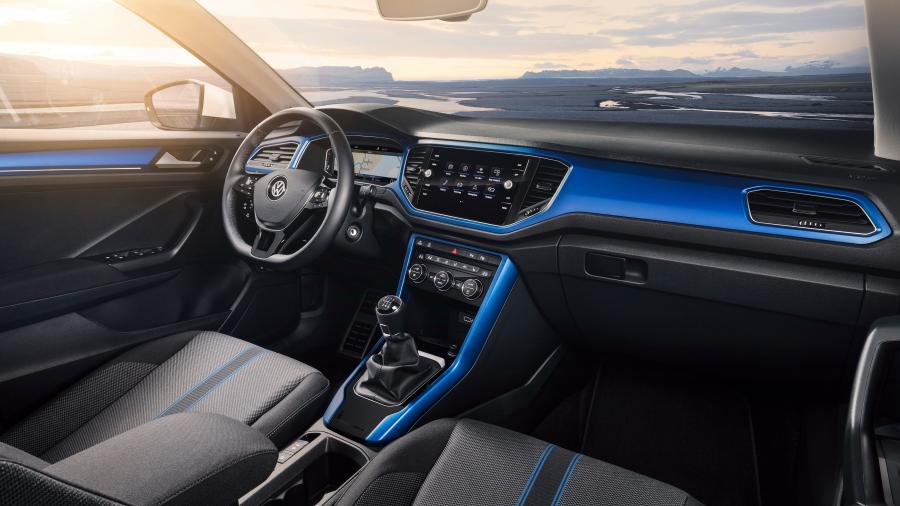 Интерьер Volkswagen T-Roc 2017 года  (WW) (фото 7 из 45)